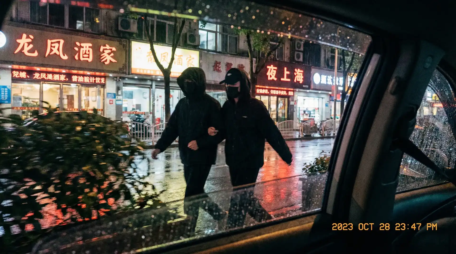 乐动娱乐 - 顶流明星深夜密会现场抓拍照片